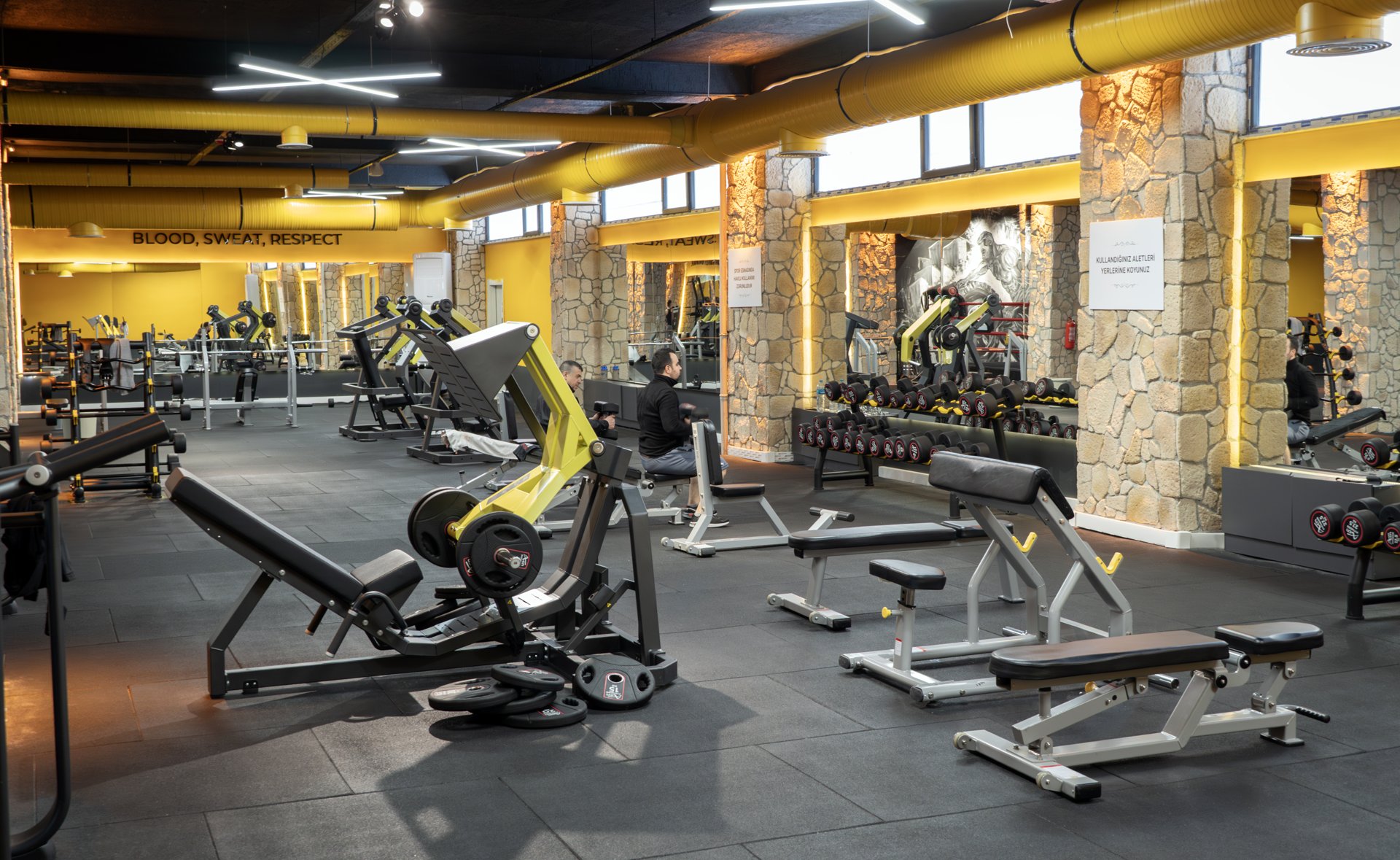 Mahmutbey Fitness — Bağcılar'ın en ferah ve büyük 5 yıldızlı ana salonu